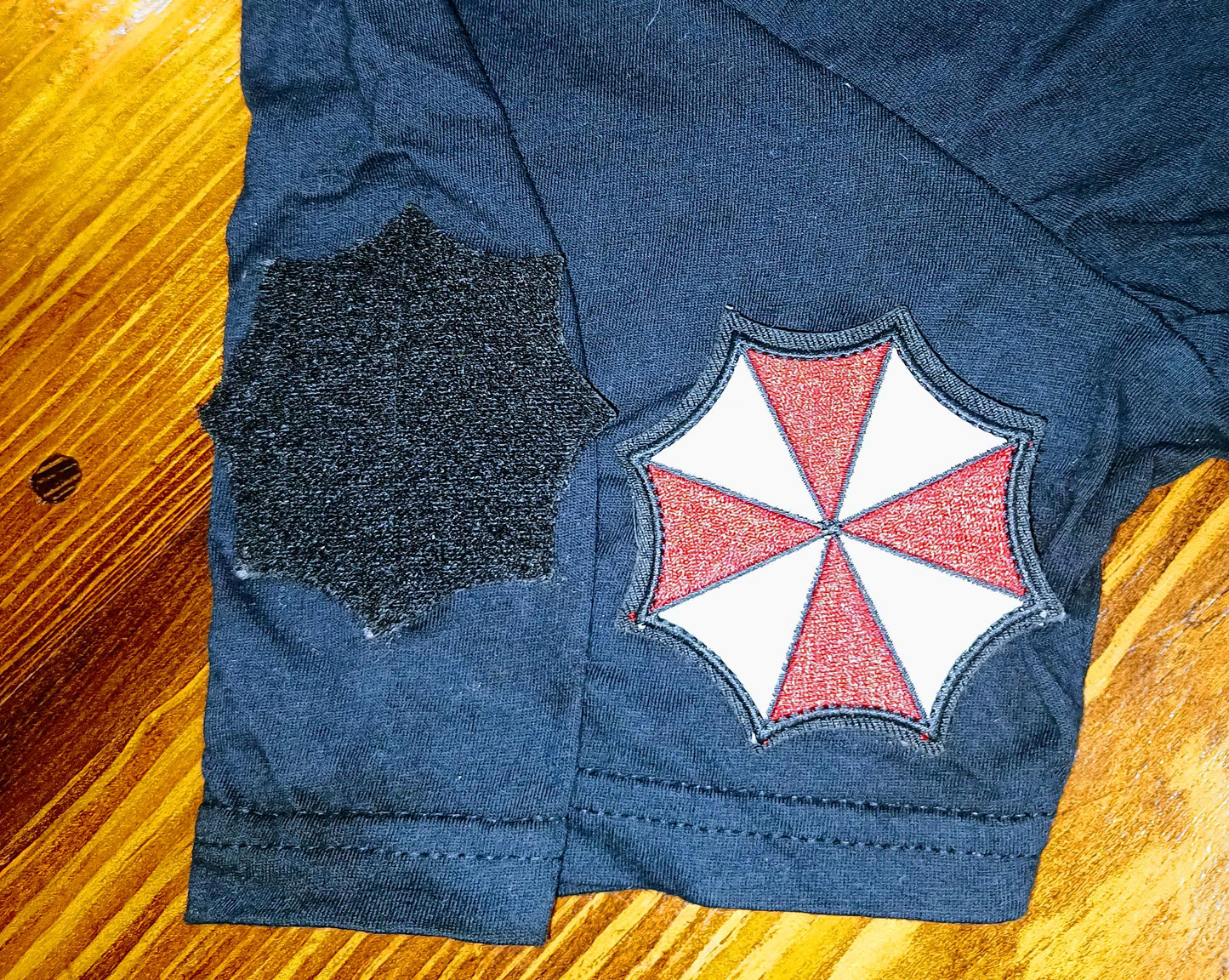 Playera Resident Evil Premium: DTF Industrial + Parches Bordados Removibles