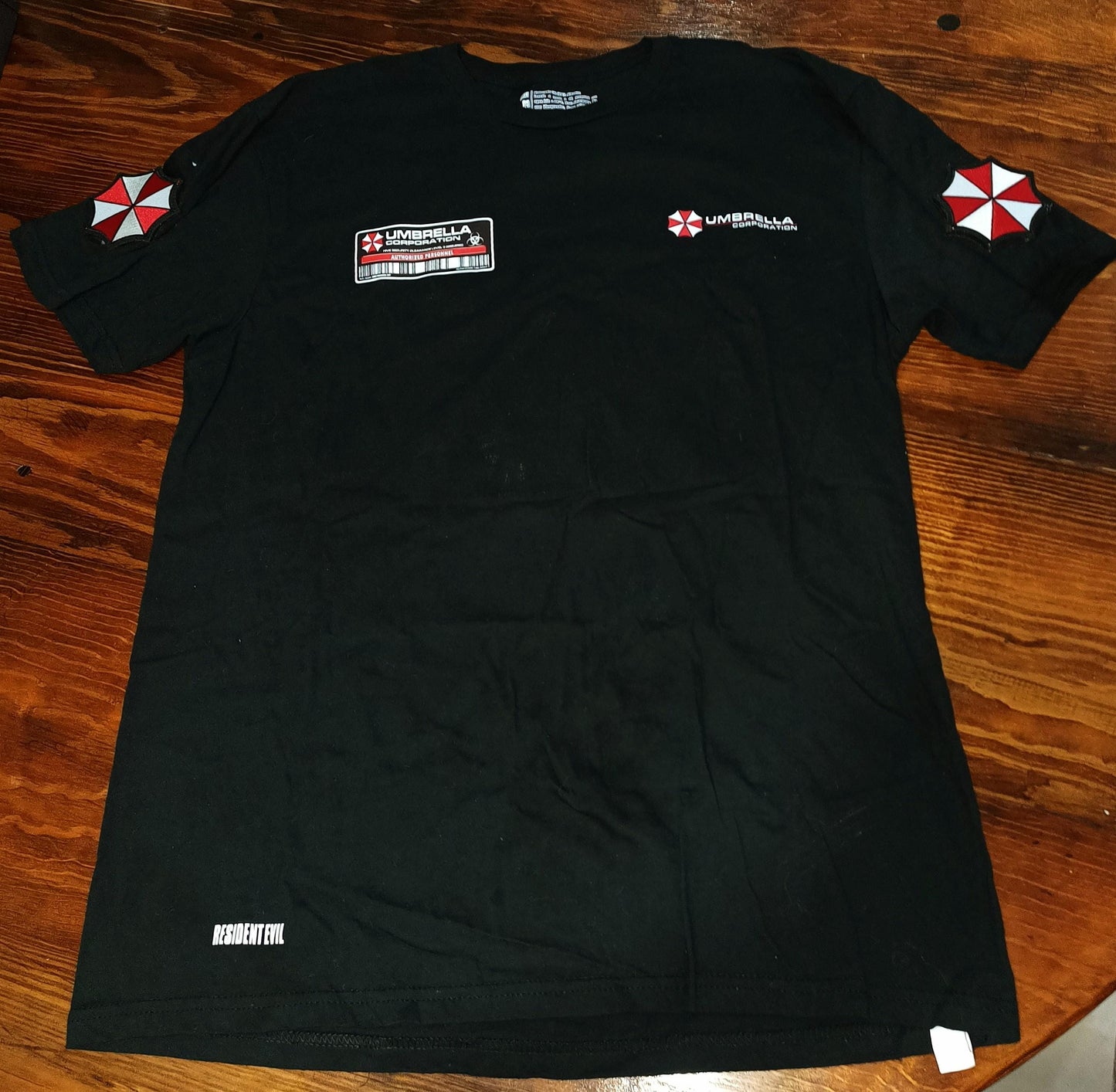 Playera Resident Evil Premium: DTF Industrial + Parches Bordados Removibles
