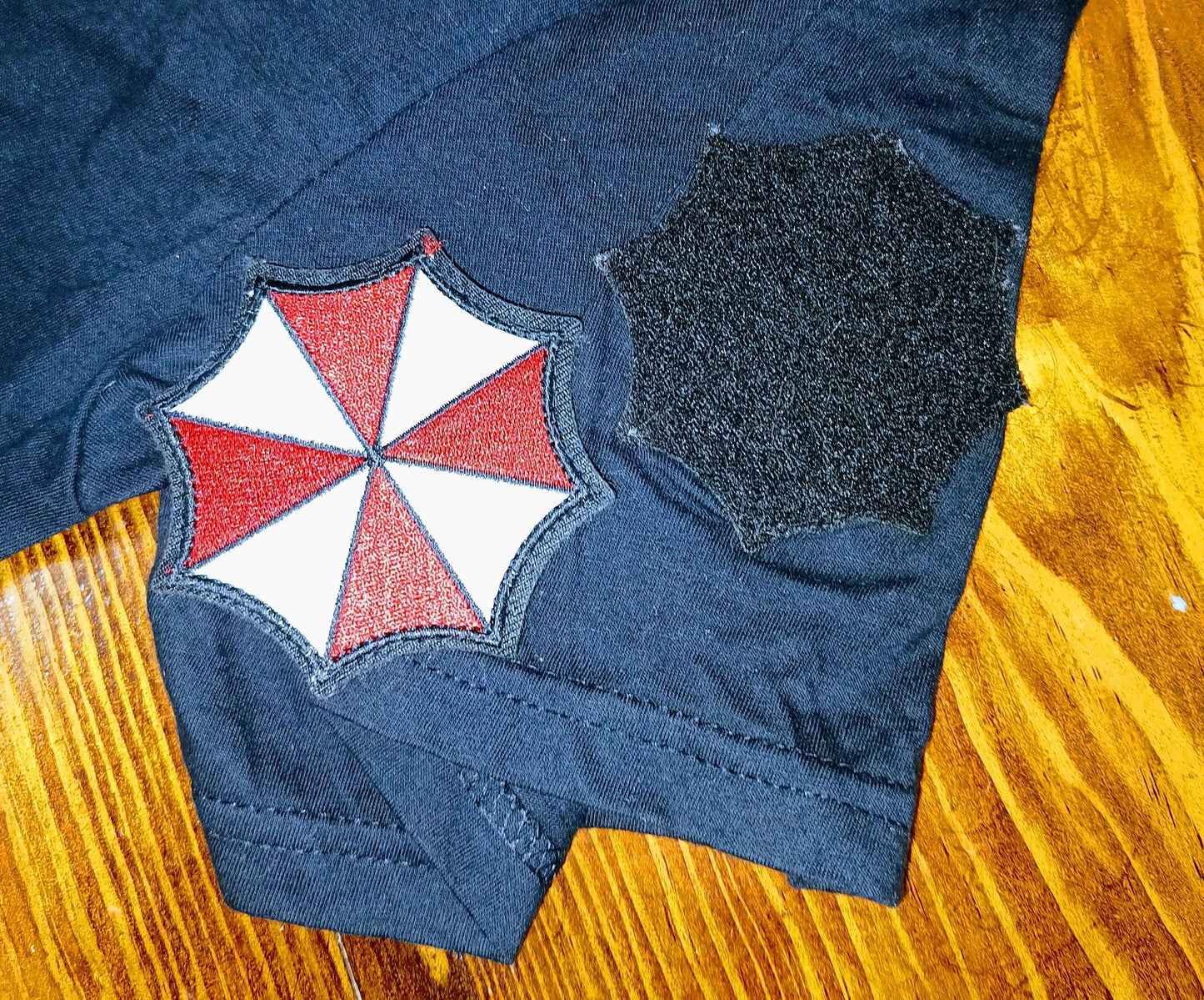 Playera Resident Evil Premium: DTF Industrial + Parches Bordados Removibles