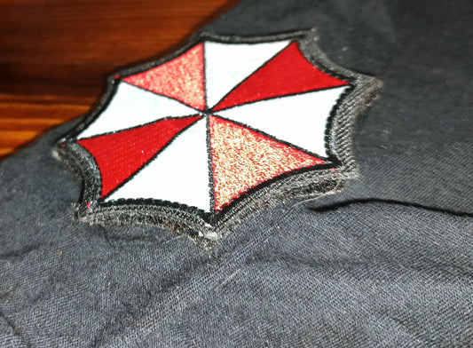 Playera Resident Evil Premium: DTF Industrial + Parches Bordados Removibles