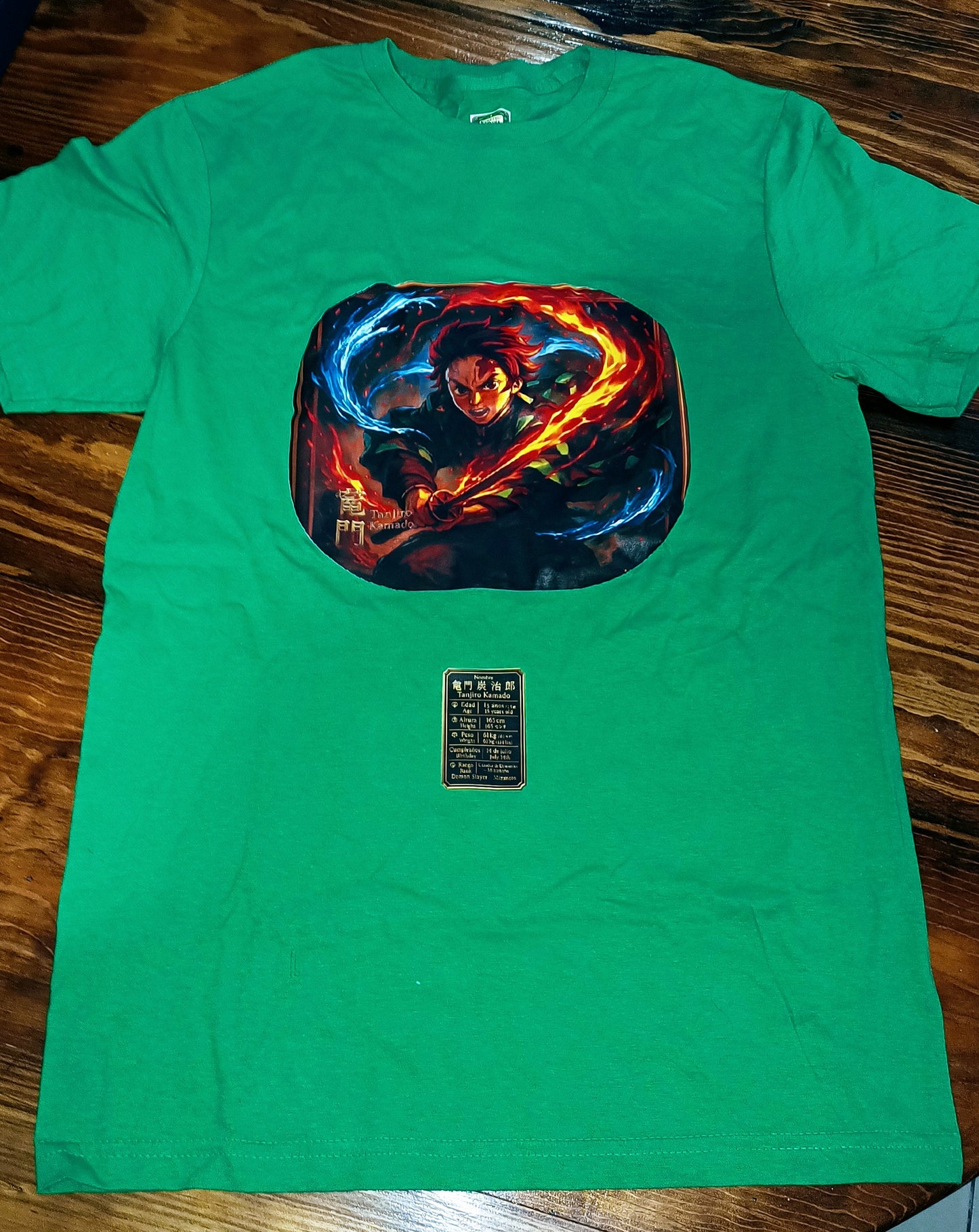 Tanjiro Kamado ‘Danza del Dios del Fuego’ - Edición Forest Green en Algodón Peinado y Kanjis Dorados