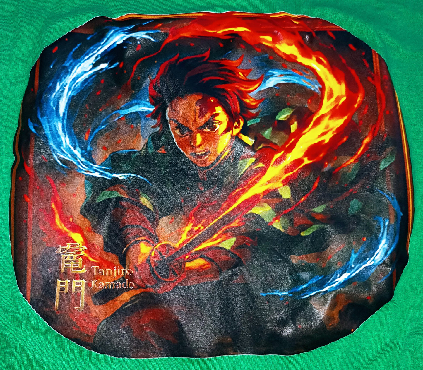 Tanjiro Kamado ‘Danza del Dios del Fuego’ - Edición Forest Green en Algodón Peinado y Kanjis Dorados