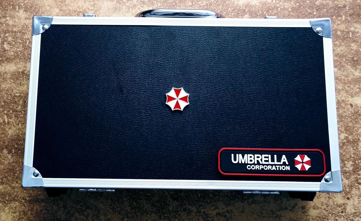Umbrella Corporation Collector Case – Resident Evil Maletín Coleccionable con Gafete y Stickers