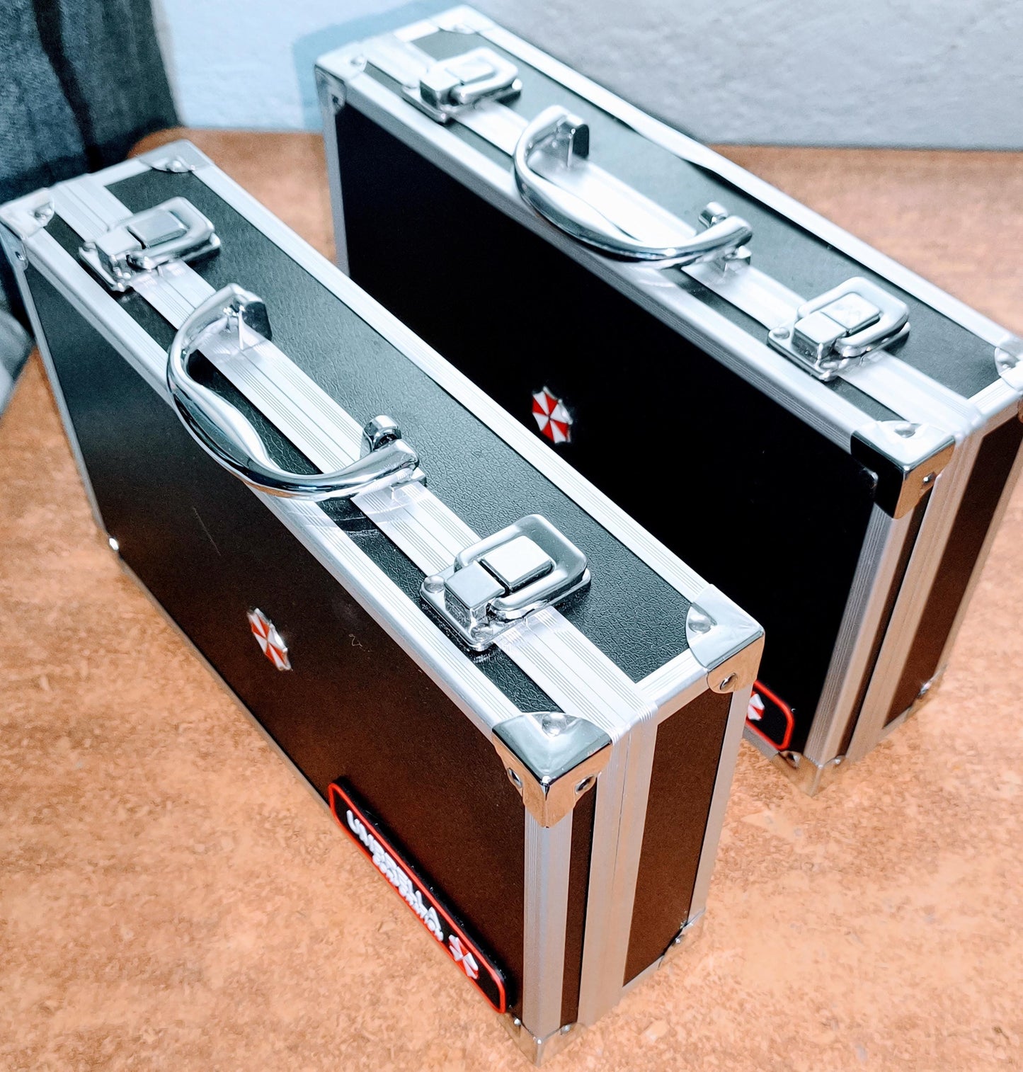 Umbrella Corporation Collector Case – Resident Evil Maletín Coleccionable con Gafete y Stickers