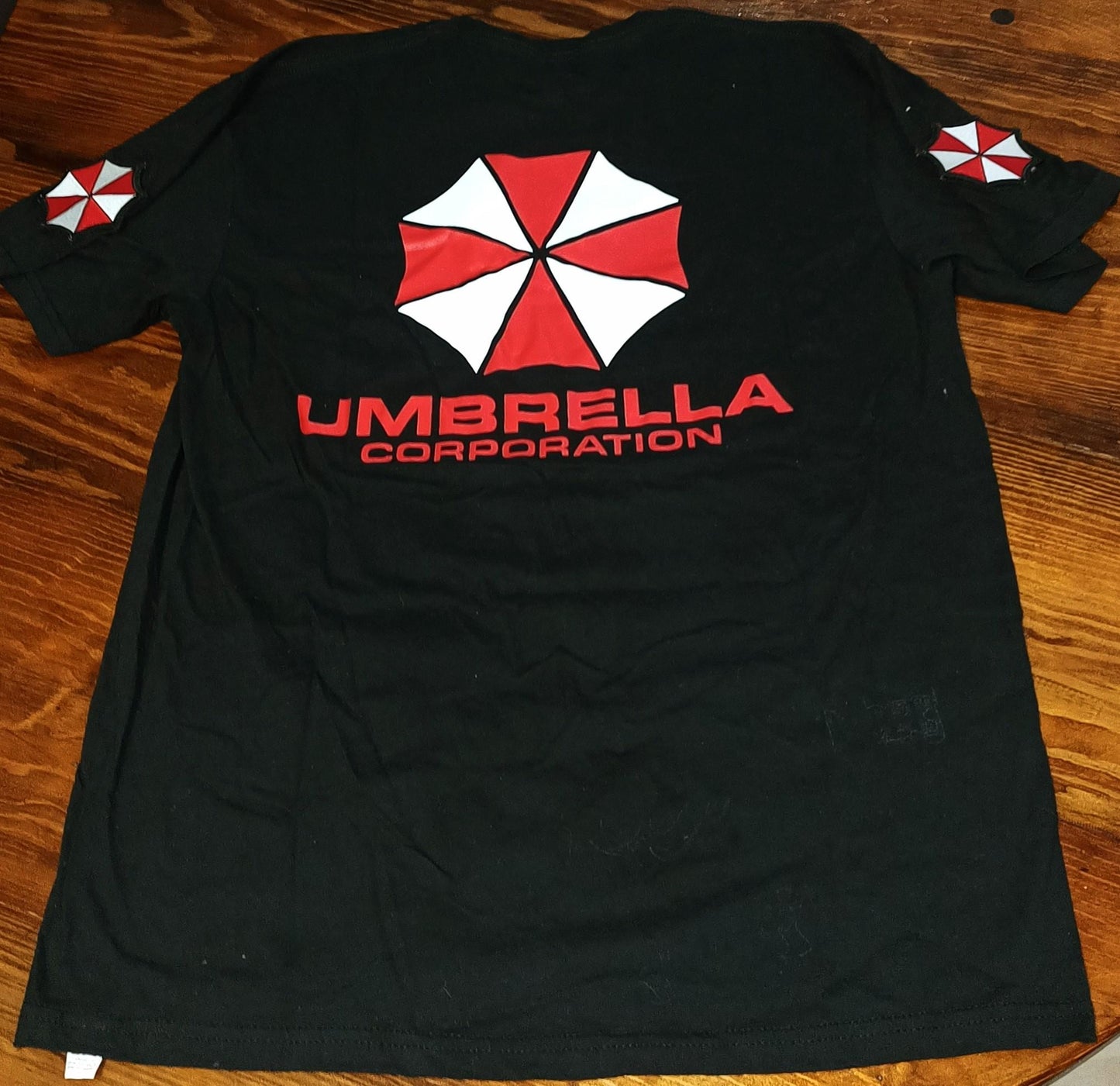 Playera Resident Evil Premium: DTF Industrial + Parches Bordados Removibles