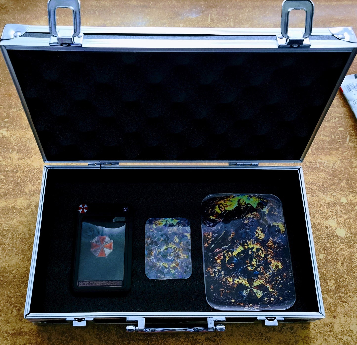 Umbrella Corporation Collector Case – Resident Evil Maletín Coleccionable con Gafete y Stickers